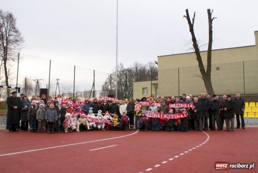 Zdjęcie w galerii na portalu naszraciborz.pl: W Rzuchowie otwarto nowe boisko wiadomości z regionu