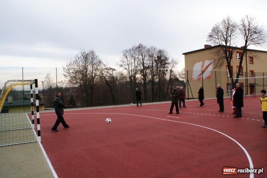 Zdjęcie w galerii na portalu naszraciborz.pl: W Rzuchowie otwarto nowe boisko wiadomości z regionu