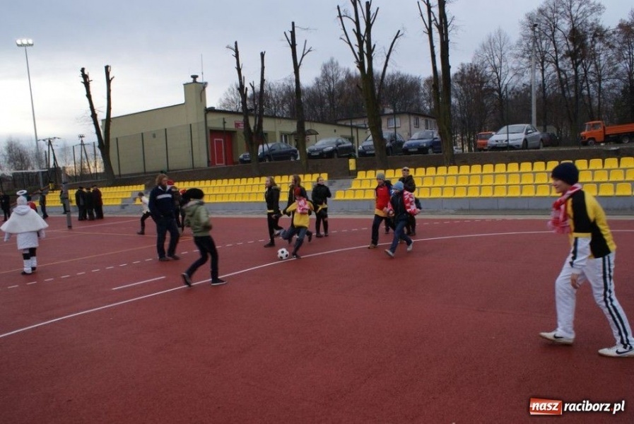 Zdjęcie w galerii na portalu naszraciborz.pl: W Rzuchowie otwarto nowe boisko wiadomości z regionu