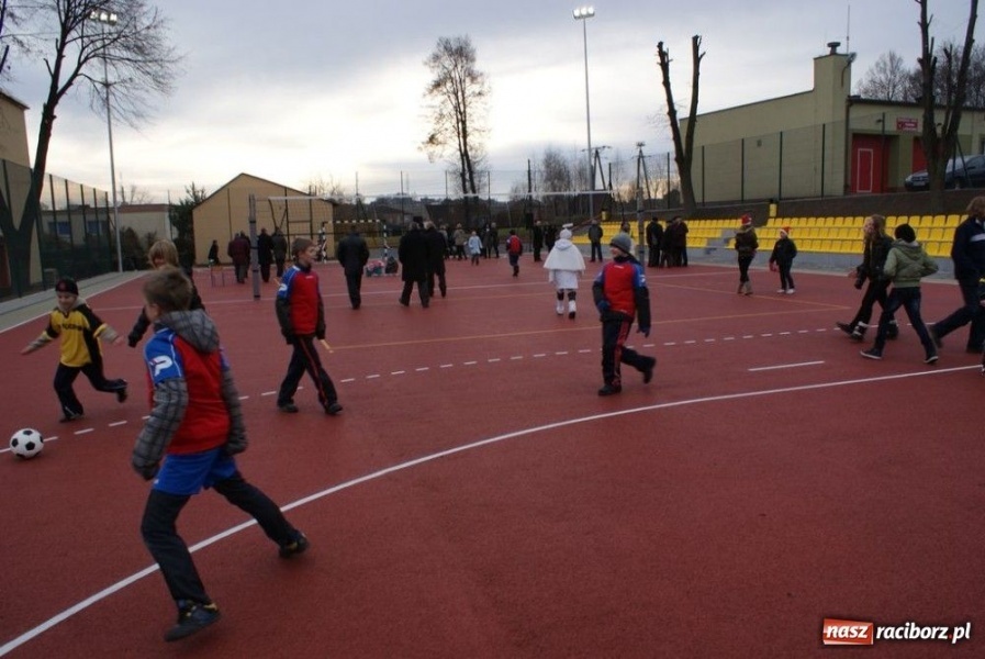 Zdjęcie w galerii na portalu naszraciborz.pl: W Rzuchowie otwarto nowe boisko wiadomości z regionu