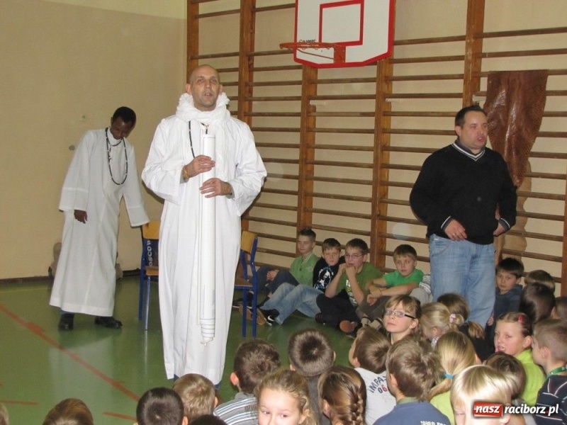 Zdjęcie w galerii na portalu naszraciborz.pl: Misjonarze w szkołach i w więzieniu... wiadomości z regionu