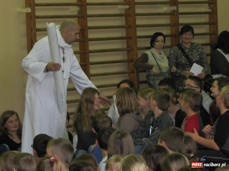 Zdjęcie w galerii na portalu naszraciborz.pl: Misjonarze w szkołach i w więzieniu... wiadomości z regionu