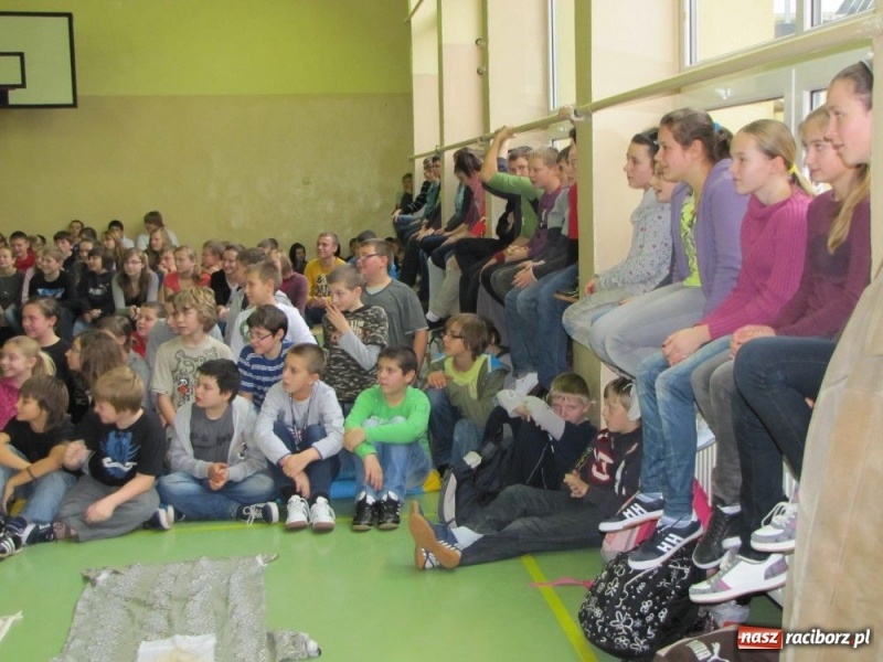 Zdjęcie w galerii na portalu naszraciborz.pl: Misjonarze w szkołach i w więzieniu... wiadomości z regionu