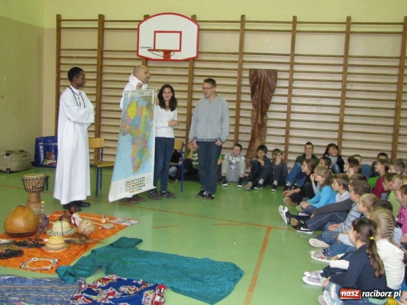 Zdjęcie w galerii na portalu naszraciborz.pl: Misjonarze w szkołach i w więzieniu... wiadomości z regionu