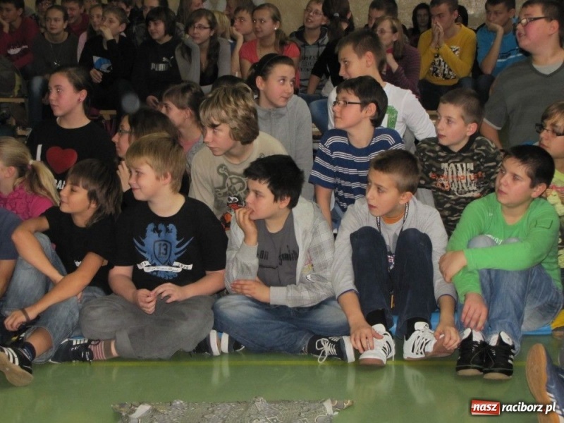 Zdjęcie w galerii na portalu naszraciborz.pl: Misjonarze w szkołach i w więzieniu... wiadomości z regionu