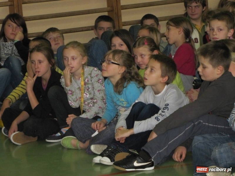 Zdjęcie w galerii na portalu naszraciborz.pl: Misjonarze w szkołach i w więzieniu... wiadomości z regionu