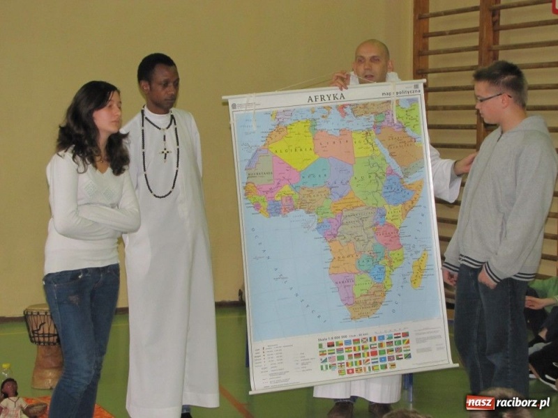 Zdjęcie w galerii na portalu naszraciborz.pl: Misjonarze w szkołach i w więzieniu... wiadomości z regionu