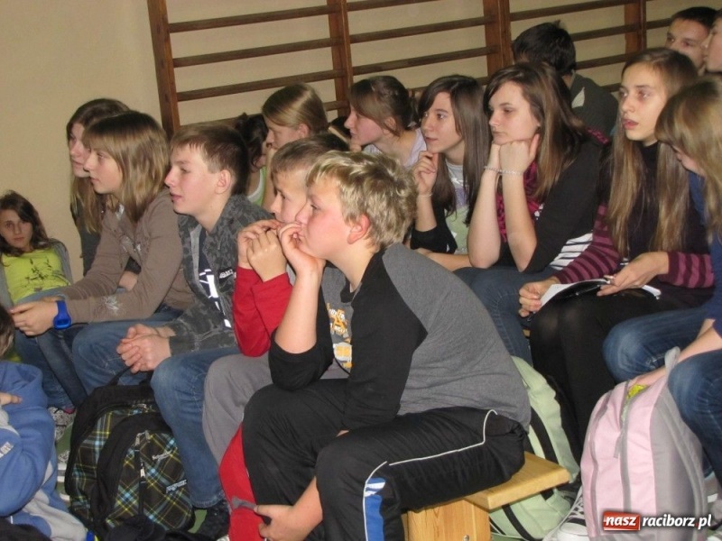 Zdjęcie w galerii na portalu naszraciborz.pl: Misjonarze w szkołach i w więzieniu... wiadomości z regionu