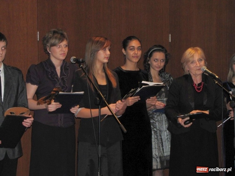 Zdjęcie w galerii na portalu naszraciborz.pl: Benefis Wandy Gizickiej wiadomości z regionu