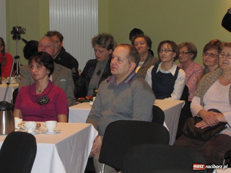 Zdjęcie w galerii na portalu naszraciborz.pl: Benefis Wandy Gizickiej wiadomości z regionu