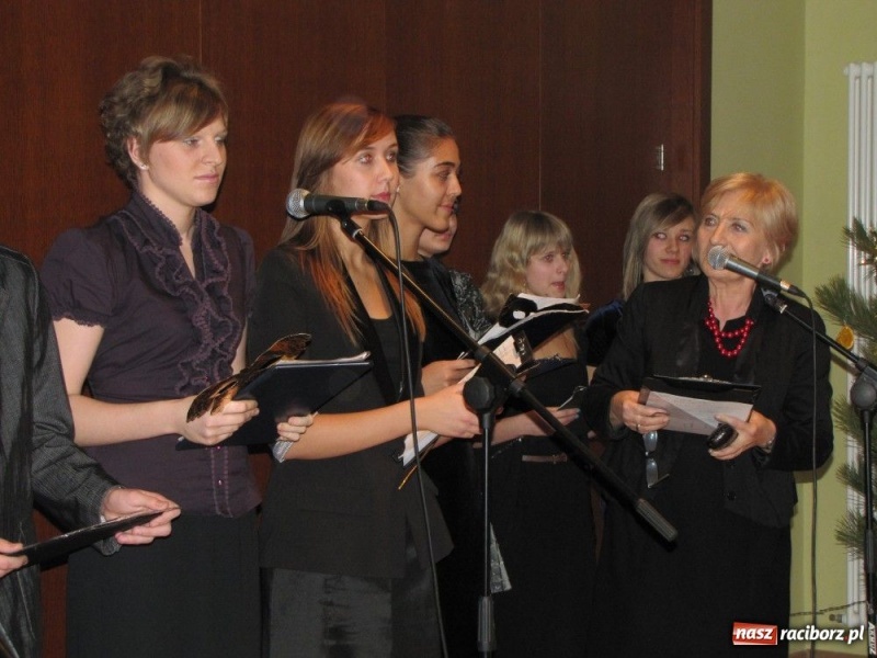 Zdjęcie w galerii na portalu naszraciborz.pl: Benefis Wandy Gizickiej wiadomości z regionu