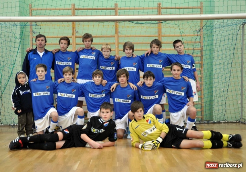 Zdjęcie w galerii na portalu naszraciborz.pl: Piłkarski turniej u Puchar Dyrektora ZSOMS wiadomości z regionu