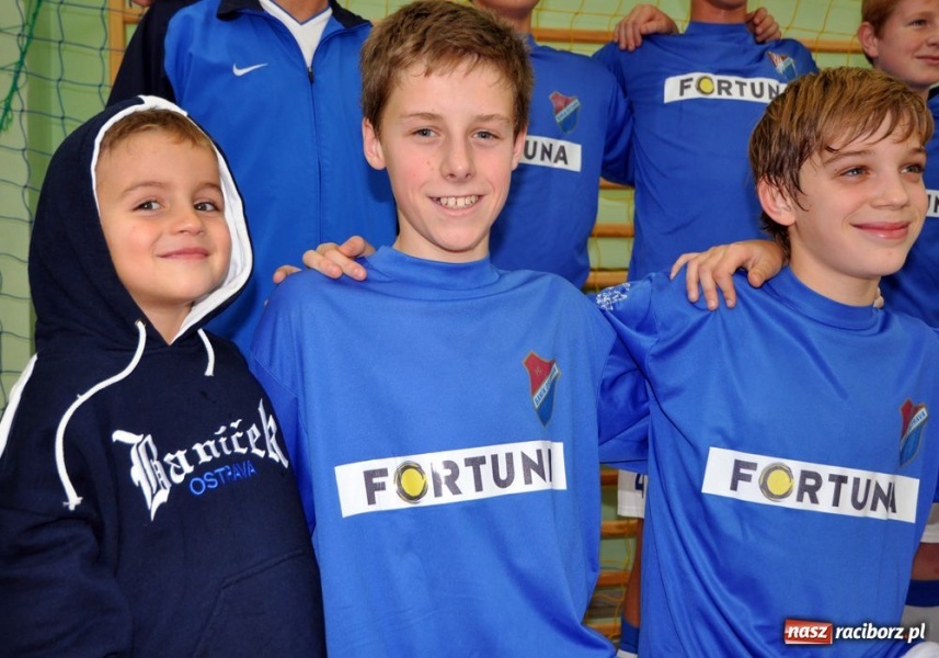 Zdjęcie w galerii na portalu naszraciborz.pl: Piłkarski turniej u Puchar Dyrektora ZSOMS wiadomości z regionu