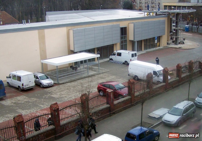 Zdjęcie w galerii na portalu naszraciborz.pl: Spod Biedronki lux zniknął mur wiadomości z regionu