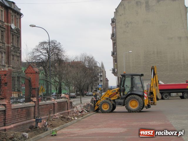 Zdjęcie w galerii na portalu naszraciborz.pl: Spod Biedronki lux zniknął mur wiadomości z regionu