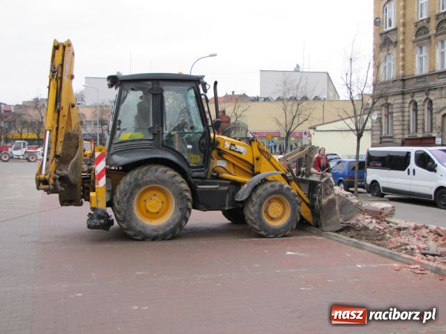 Zdjęcie w galerii na portalu naszraciborz.pl: Spod Biedronki lux zniknął mur wiadomości z regionu