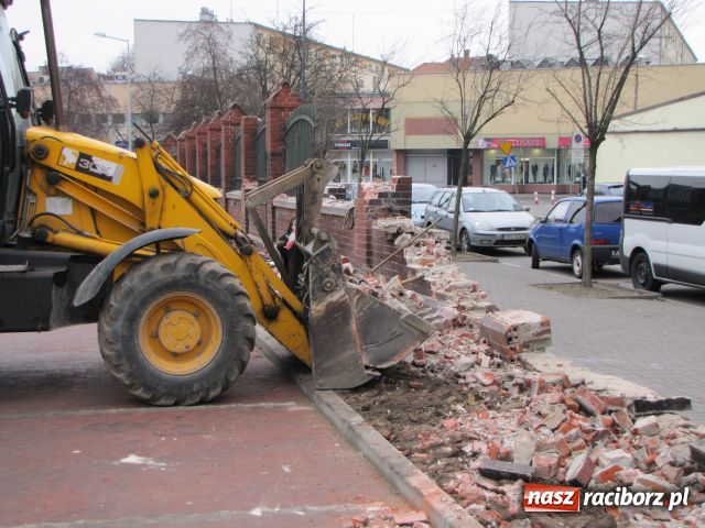 Zdjęcie w galerii na portalu naszraciborz.pl: Spod Biedronki lux zniknął mur wiadomości z regionu