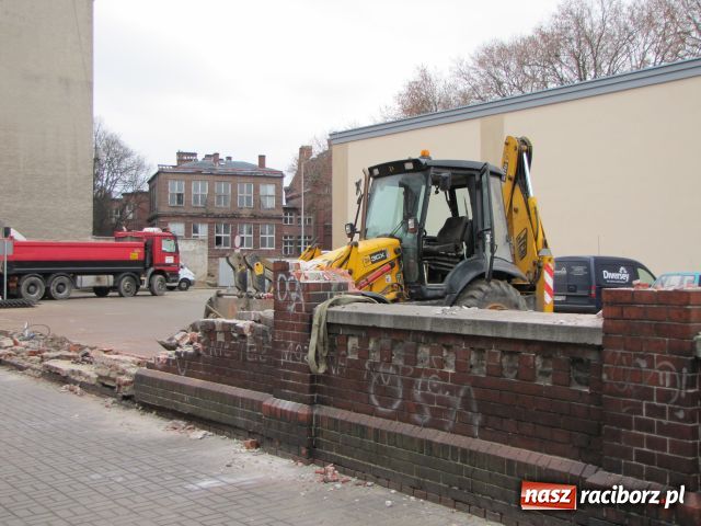 Zdjęcie w galerii na portalu naszraciborz.pl: Spod Biedronki lux zniknął mur wiadomości z regionu