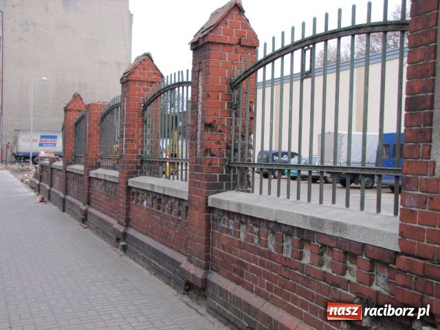 Zdjęcie w galerii na portalu naszraciborz.pl: Spod Biedronki lux zniknął mur wiadomości z regionu