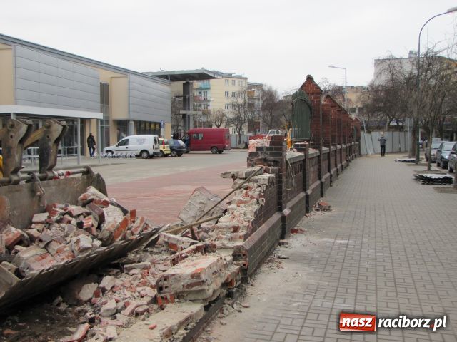 Zdjęcie w galerii na portalu naszraciborz.pl: Spod Biedronki lux zniknął mur wiadomości z regionu