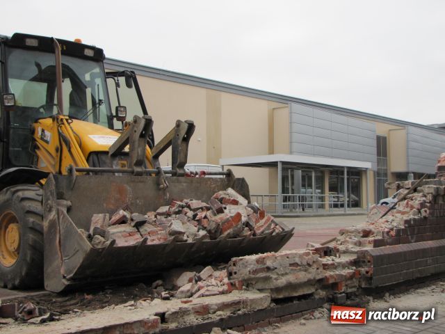 Zdjęcie w galerii na portalu naszraciborz.pl: Spod Biedronki lux zniknął mur wiadomości z regionu