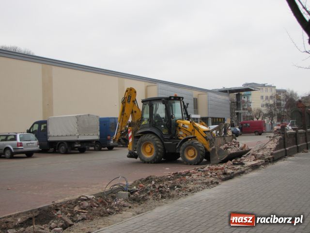 Zdjęcie w galerii na portalu naszraciborz.pl: Spod Biedronki lux zniknął mur wiadomości z regionu