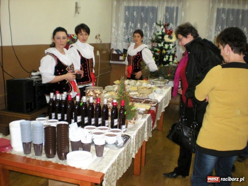 Zdjęcie w galerii na portalu naszraciborz.pl: Z grzańcem, moczką i siemionotką... wiadomości z regionu