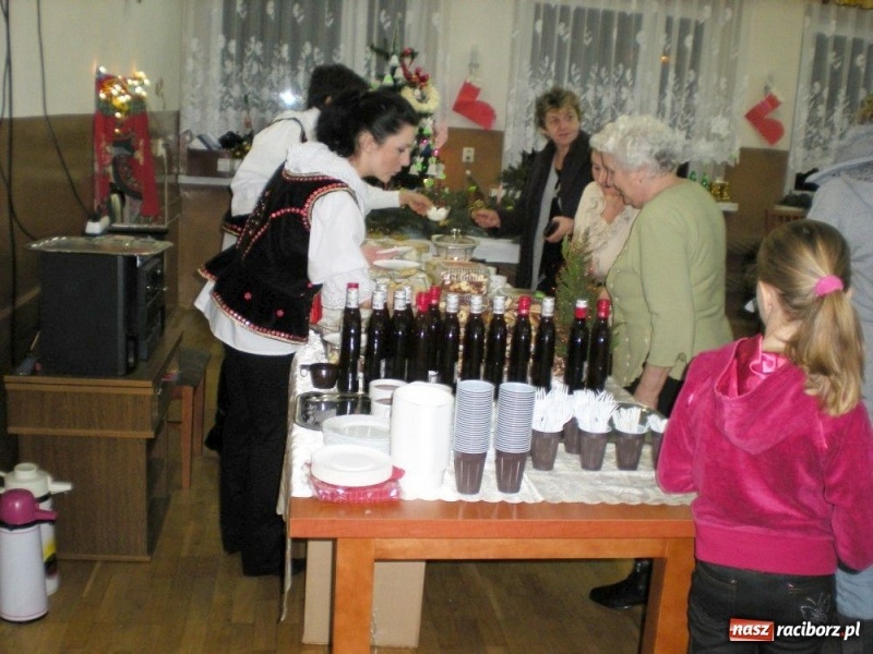 Zdjęcie w galerii na portalu naszraciborz.pl: Z grzańcem, moczką i siemionotką... wiadomości z regionu