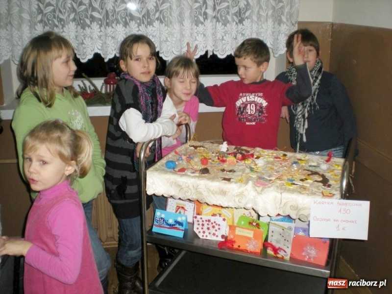 Zdjęcie w galerii na portalu naszraciborz.pl: Z grzańcem, moczką i siemionotką... wiadomości z regionu