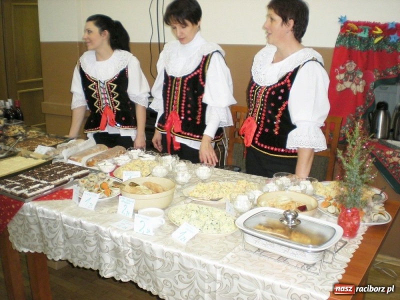 Zdjęcie w galerii na portalu naszraciborz.pl: Z grzańcem, moczką i siemionotką... wiadomości z regionu