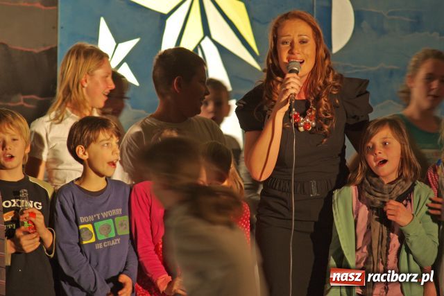 Zdjęcie w galerii na portalu naszraciborz.pl: Dochód z kiermaszu na tablice i sprzęt wiadomości z regionu