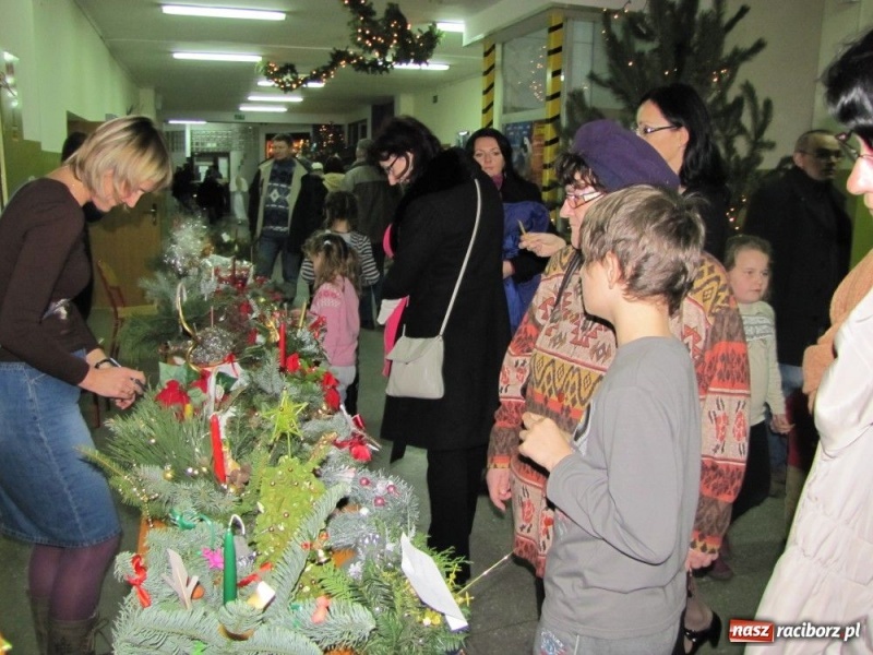 Zdjęcie w galerii na portalu naszraciborz.pl: Dochód z kiermaszu na tablice i sprzęt wiadomości z regionu