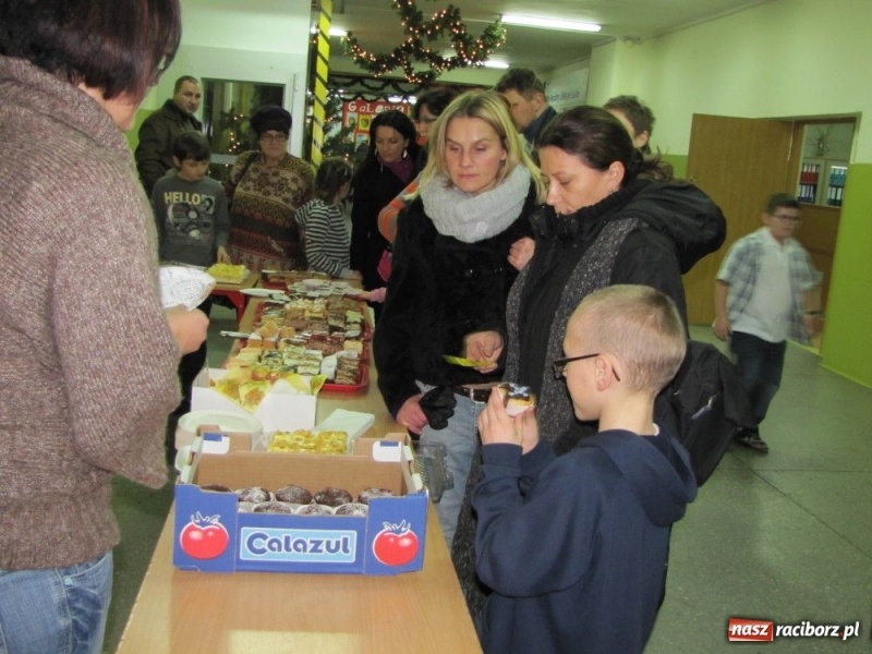 Zdjęcie w galerii na portalu naszraciborz.pl: Dochód z kiermaszu na tablice i sprzęt wiadomości z regionu