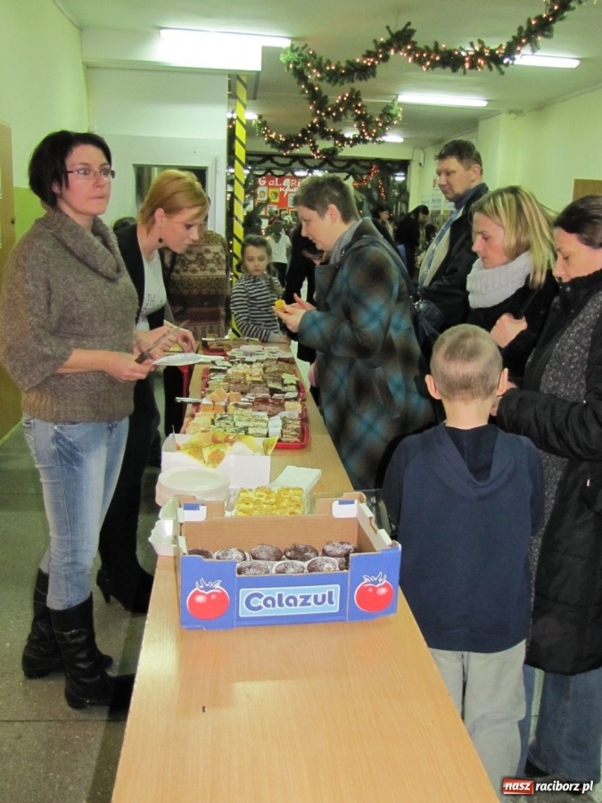 Zdjęcie w galerii na portalu naszraciborz.pl: Dochód z kiermaszu na tablice i sprzęt wiadomości z regionu