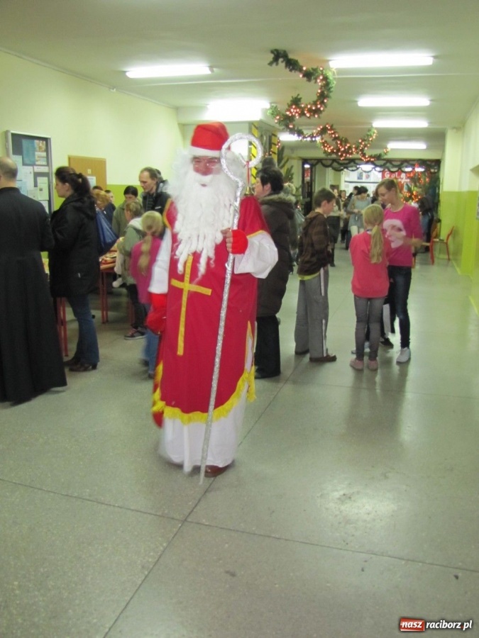 Zdjęcie w galerii na portalu naszraciborz.pl: Dochód z kiermaszu na tablice i sprzęt wiadomości z regionu