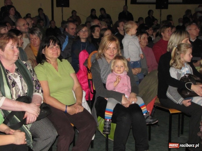 Zdjęcie w galerii na portalu naszraciborz.pl: Dochód z kiermaszu na tablice i sprzęt wiadomości z regionu