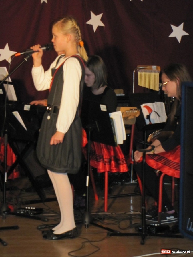 Zdjęcie w galerii na portalu naszraciborz.pl: Dochód z kiermaszu na tablice i sprzęt wiadomości z regionu