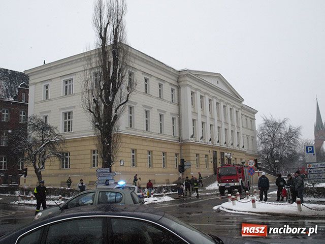 Zdjęcie w galerii na portalu naszraciborz.pl: Bombowy alarm w raciborskim sądzie wiadomości z regionu