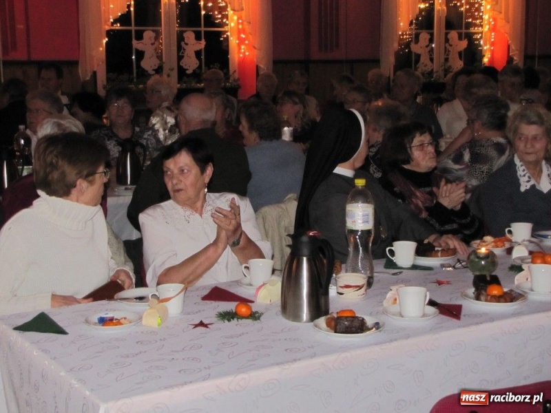 Zdjęcie w galerii na portalu naszraciborz.pl: W Borucinie podzielili się opłatkiem wiadomości z regionu