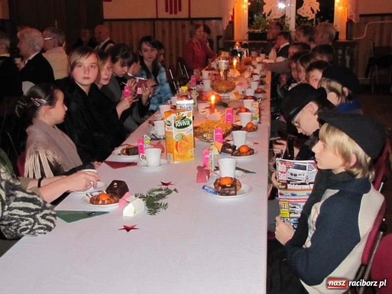 Zdjęcie w galerii na portalu naszraciborz.pl: W Borucinie podzielili się opłatkiem wiadomości z regionu