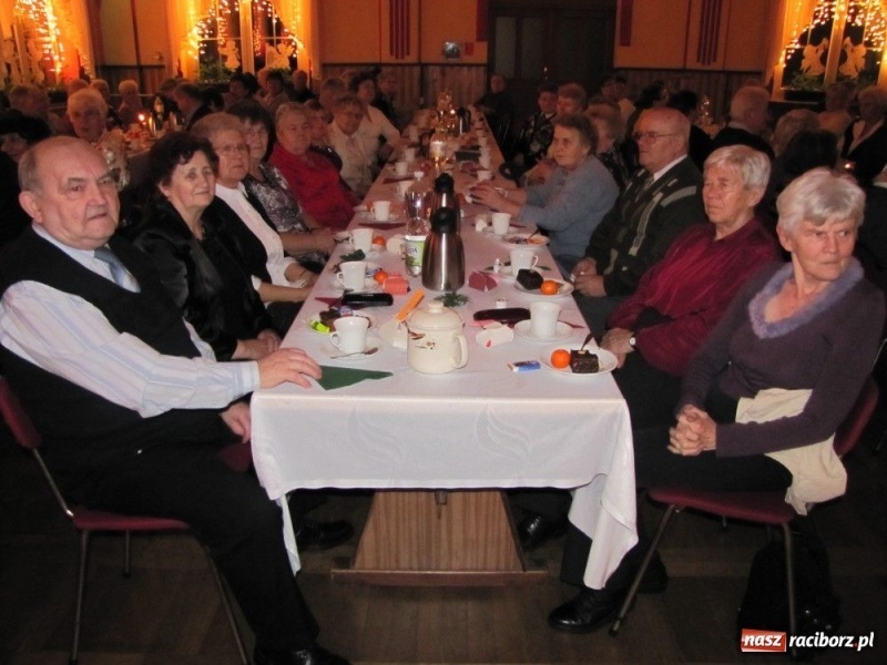 Zdjęcie w galerii na portalu naszraciborz.pl: W Borucinie podzielili się opłatkiem wiadomości z regionu