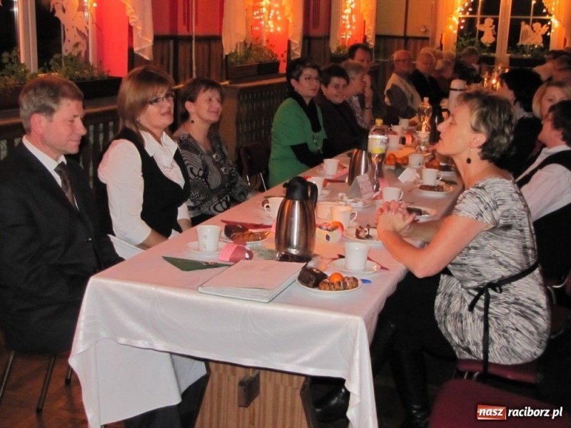 Zdjęcie w galerii na portalu naszraciborz.pl: W Borucinie podzielili się opłatkiem wiadomości z regionu