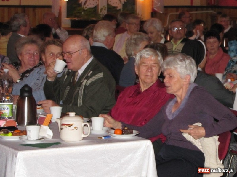 Zdjęcie w galerii na portalu naszraciborz.pl: W Borucinie podzielili się opłatkiem wiadomości z regionu