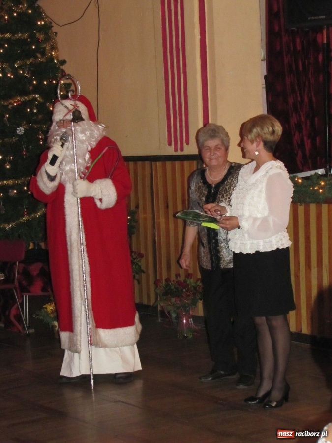 Zdjęcie w galerii na portalu naszraciborz.pl: W Borucinie podzielili się opłatkiem wiadomości z regionu