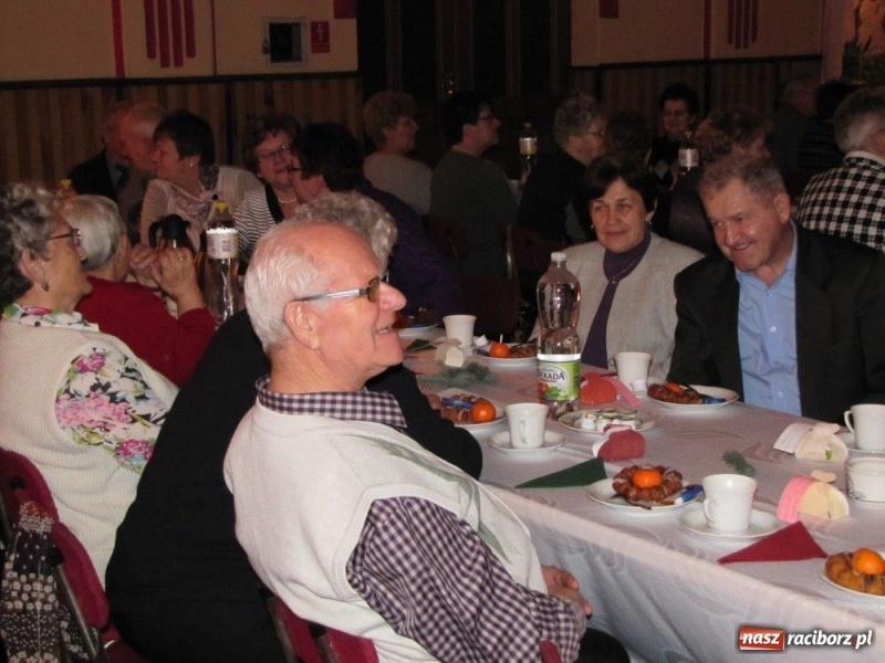 Zdjęcie w galerii na portalu naszraciborz.pl: W Borucinie podzielili się opłatkiem wiadomości z regionu