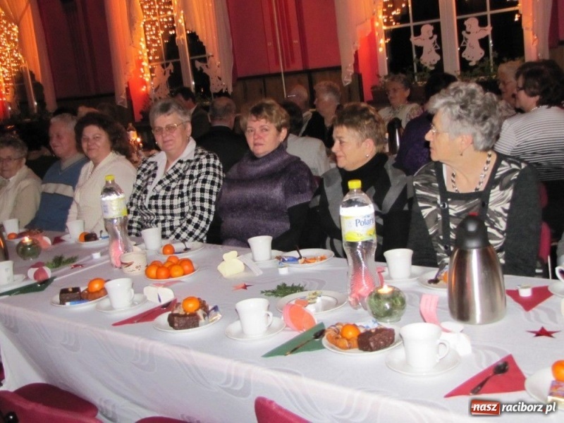 Zdjęcie w galerii na portalu naszraciborz.pl: W Borucinie podzielili się opłatkiem wiadomości z regionu
