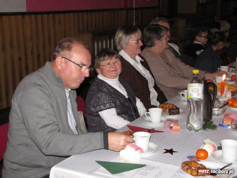 Zdjęcie w galerii na portalu naszraciborz.pl: W Borucinie podzielili się opłatkiem wiadomości z regionu