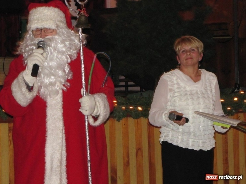 Zdjęcie w galerii na portalu naszraciborz.pl: W Borucinie podzielili się opłatkiem wiadomości z regionu