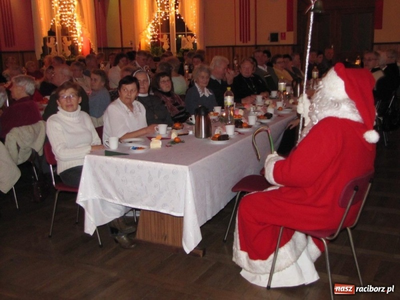 Zdjęcie w galerii na portalu naszraciborz.pl: W Borucinie podzielili się opłatkiem wiadomości z regionu