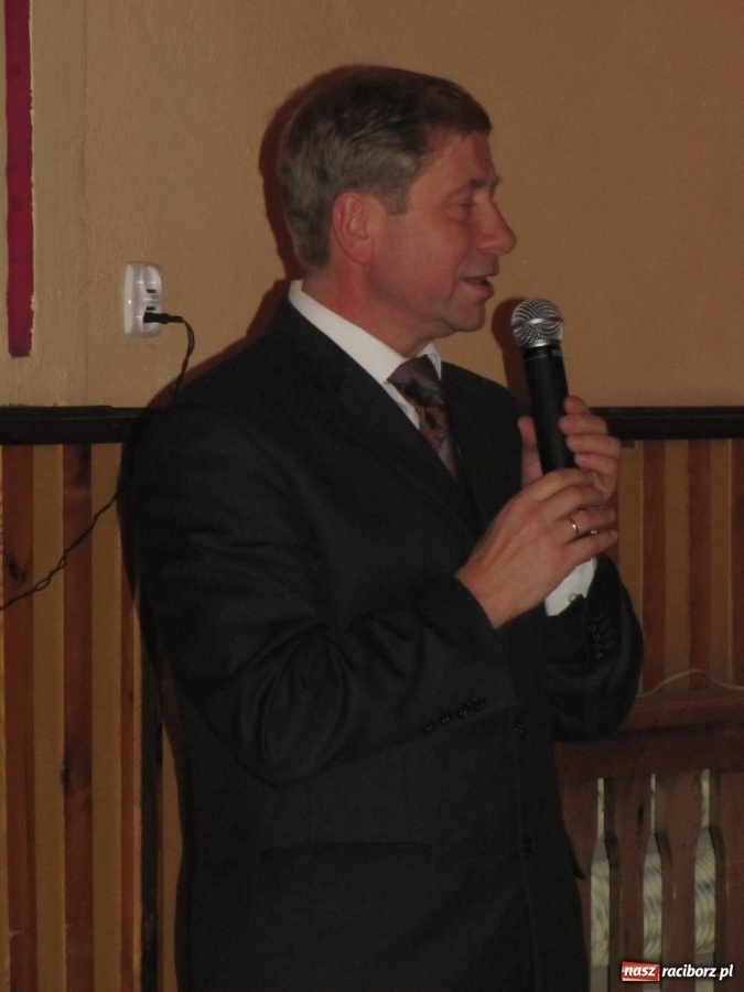 Zdjęcie w galerii na portalu naszraciborz.pl: W Borucinie podzielili się opłatkiem wiadomości z regionu